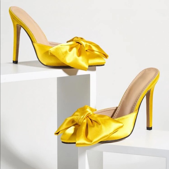 Shoes - Yellow Slip On Pump 💛